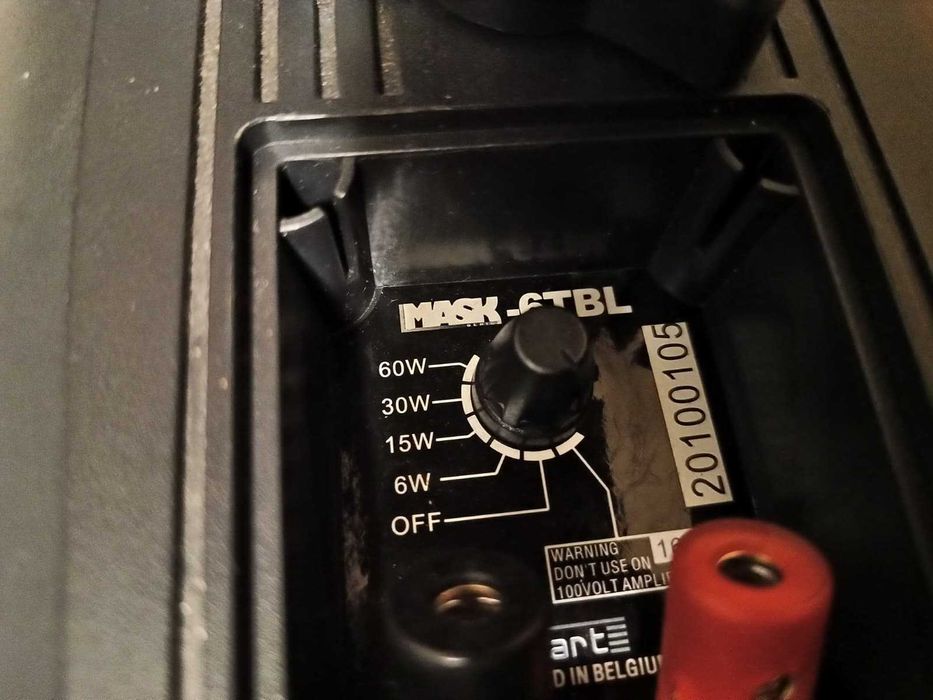 Głośnik Apart Mask-6T z uchwytem do mocowania.