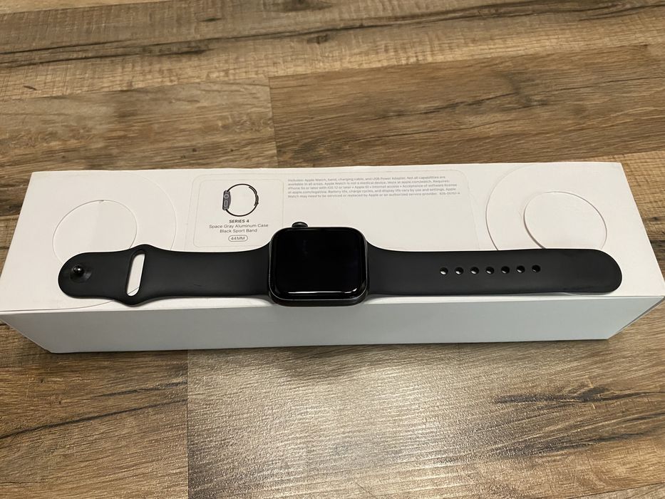 Apple Watch 4, 44mm Space Gray, Sport Band (полный комплект): 2