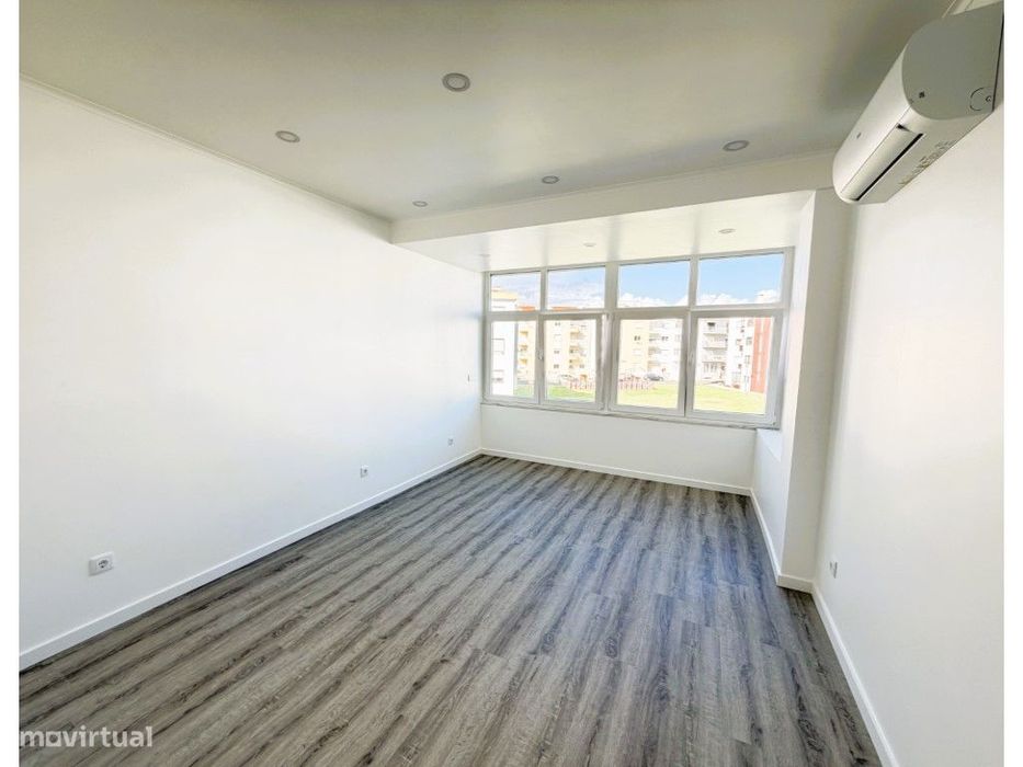 Apartamento T1 Renovado para Arrendamento no Centro de Santa Cruz -...