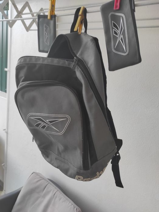 Mochila com bolsa e carteira