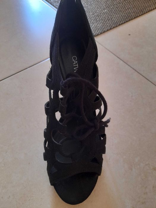 SANDÁLIAS PRETAS COMPENSADAS