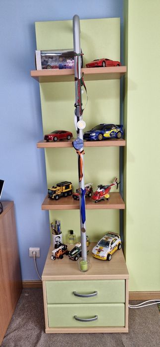 Secretária com 2 blocos de estantes