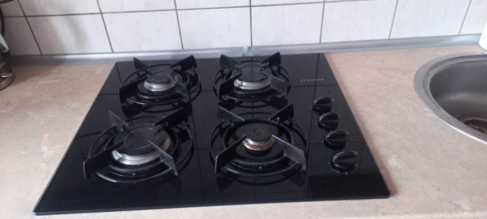 Kuchenka gazowa 4 -palnikowa. Szerokisc 60 cm, wysokość 53 cm.