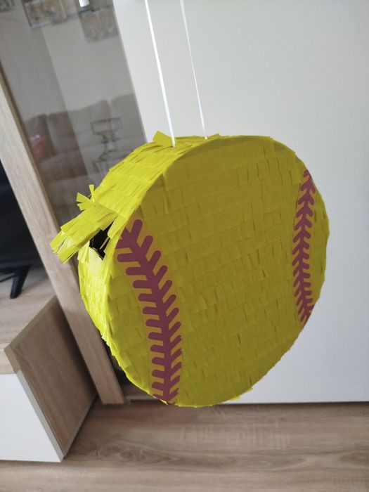 Piniata piłka do softballu żółta