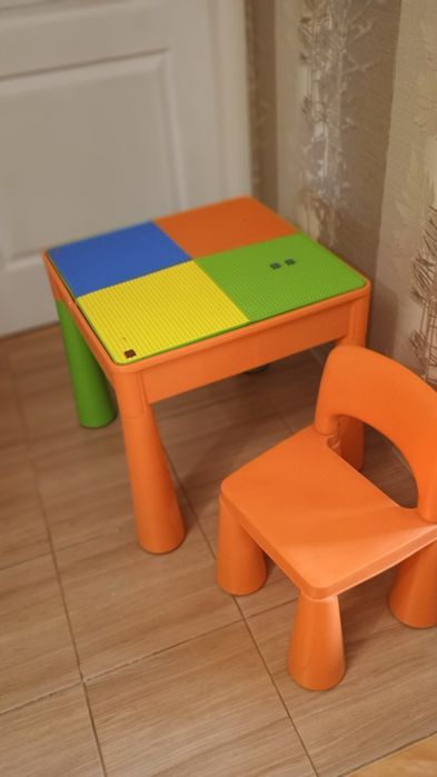 Стільчик та столик дитячий, столик для піску та лего