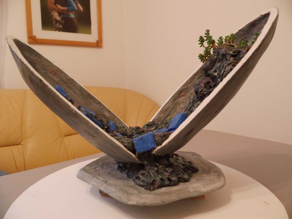 Ciekawa doniczka z cementu.