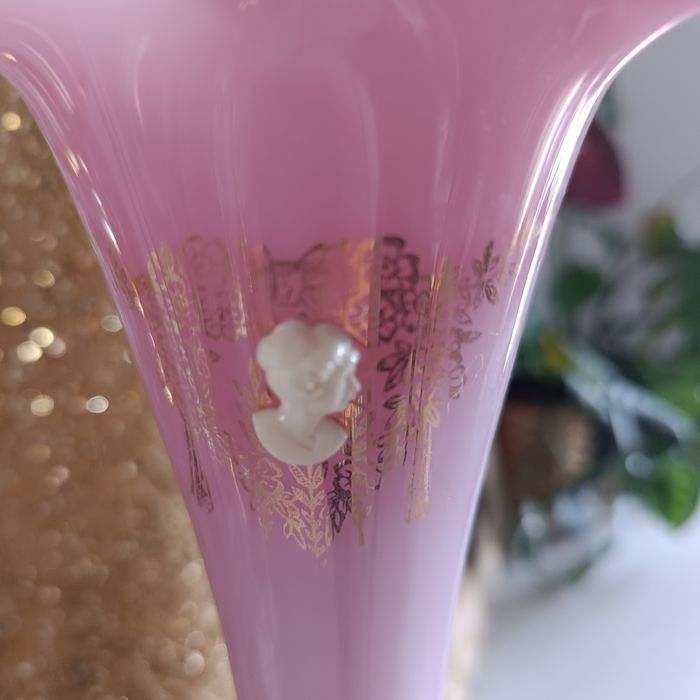 Uma imponente jarra rosa opalescente, com sua abertura rendada