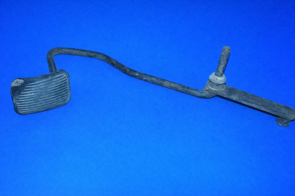 Ручнік, педаль гальма, педаль газу, ручка КПП