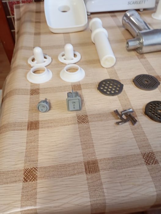 Продам электромясорубку Скарлетт по частям