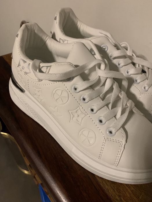 Śluczne buty biale ze srebrnym dodatkiem