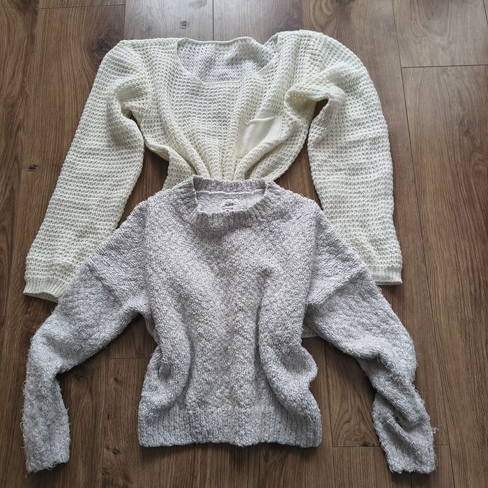 Dwa białe swetry damskie