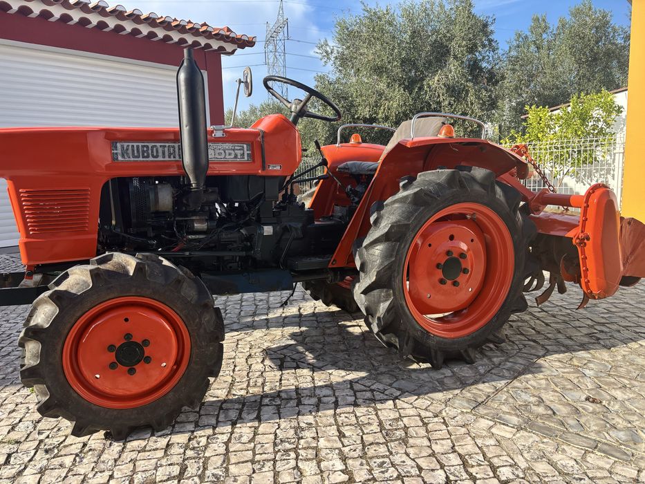 Trator Kubota L1500DT com fresa
