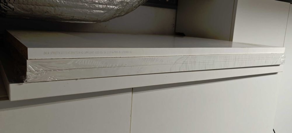 Utrusta - białe półki Ikea do szafek Metod