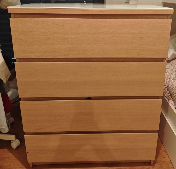 Conjunto cómoda 4 gavetas e mesas de cabeceira MALM do IKEA