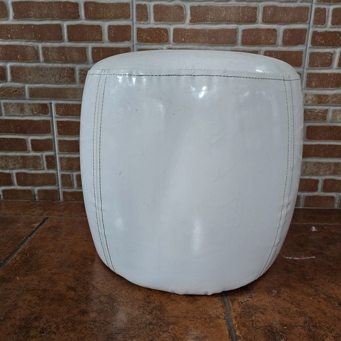 Banqueta tipo puf branca