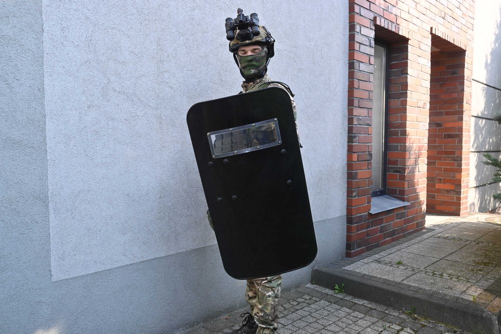 Tarcza szturmowa ASG czarna z uchwytem i szybą