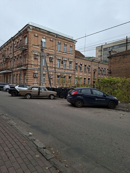 Кабінет в офісному приміщенні. Центр.