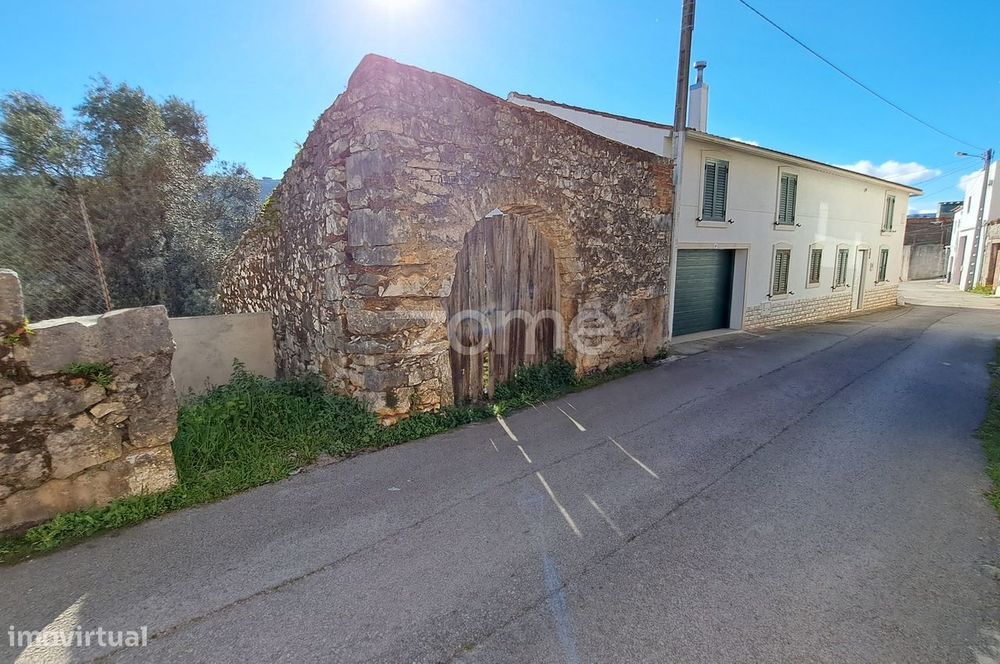 Urban Plot with Ruin in Mira de Aire