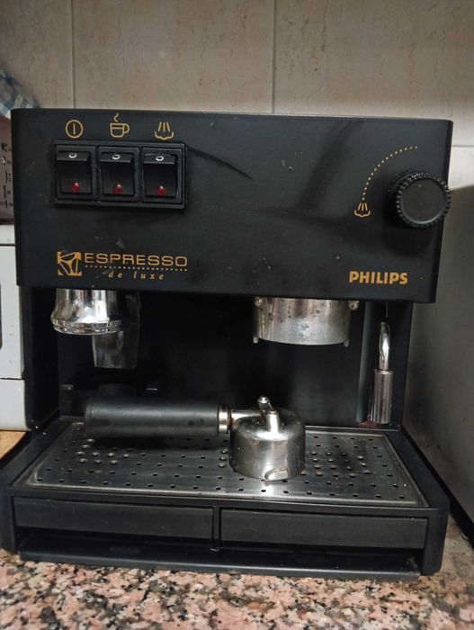 Máquina de café Philips com moinho integrado e vapor para aquecer