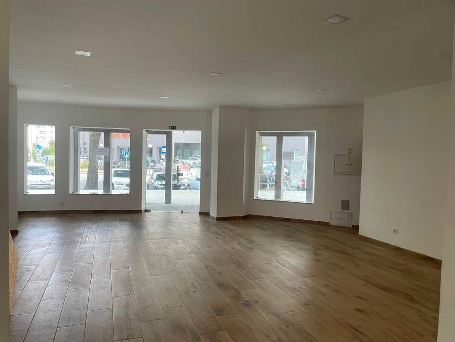 Shop with 140 m² in the center of Chaves.