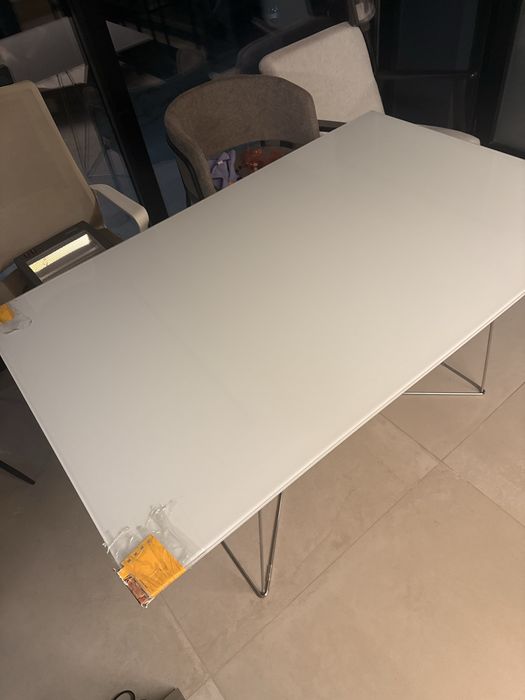 Mesa e cadeiras usadas em bom estado