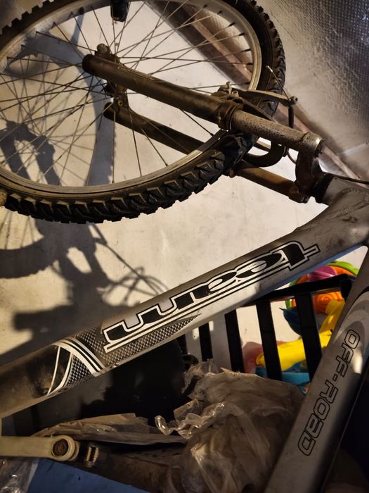 Bicicleta preta e cinza