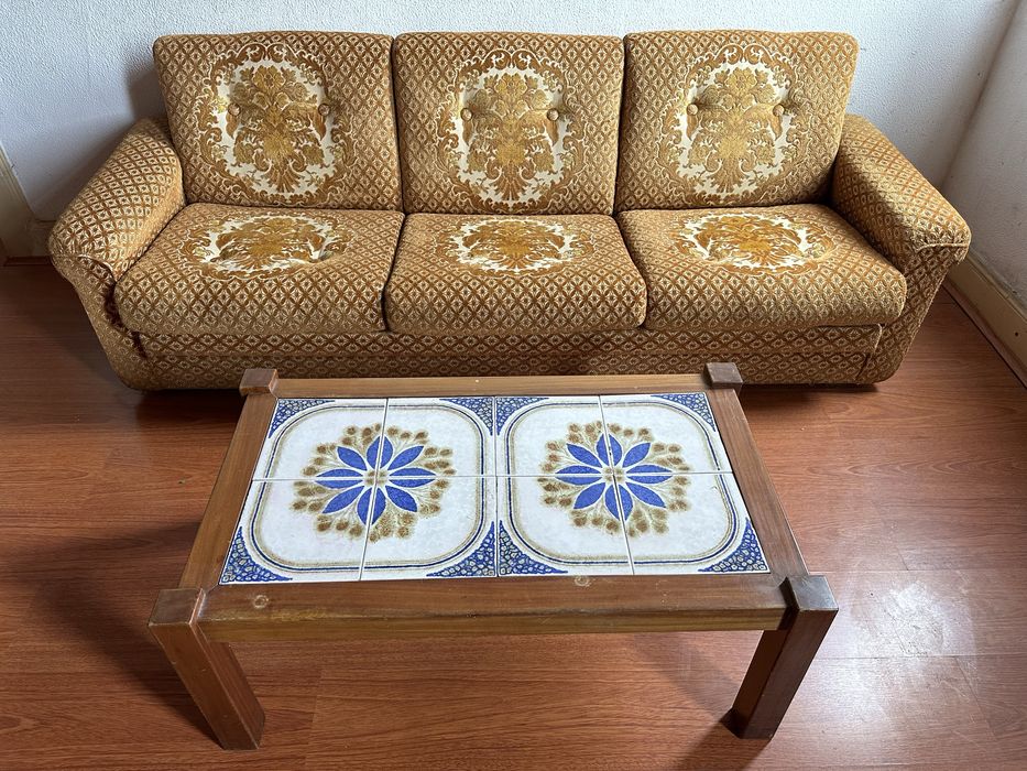 Conjunto com sofá cama, cadeirões e mesa de centro