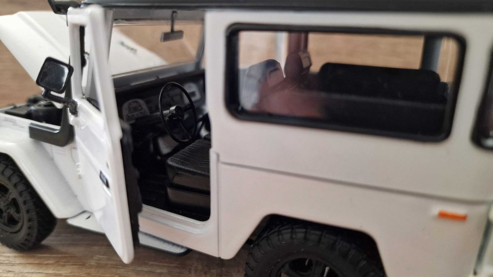 Miniatura Toyota Land Cruiser FJ40 1:24