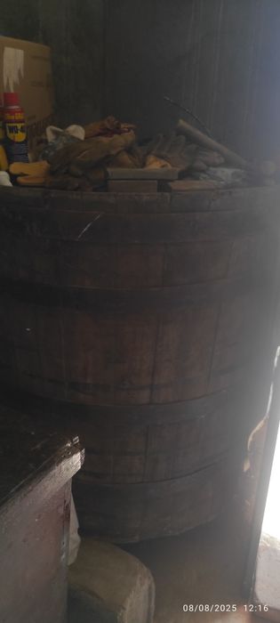 Balseiro e pipas de carvalho.