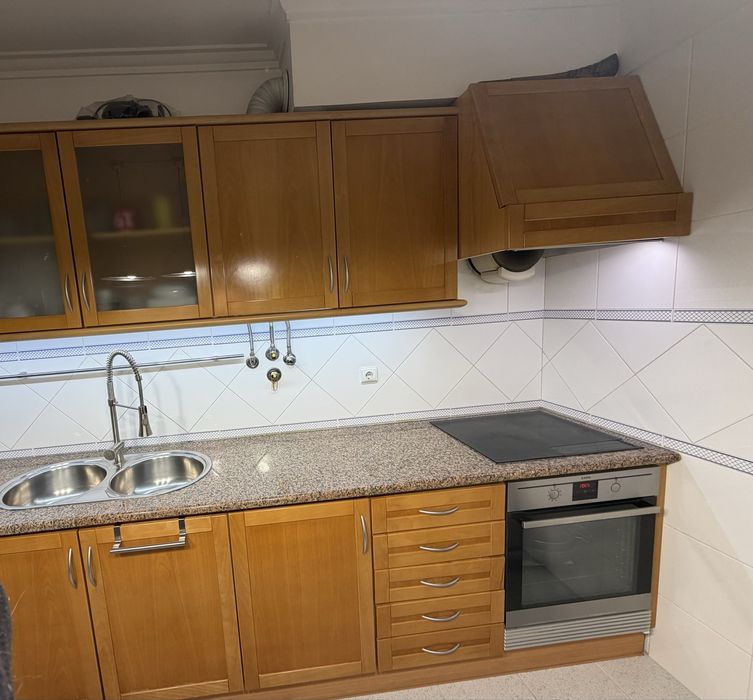 Cozinha completa em madeira + bancada granito (sem eletrodomésticos)