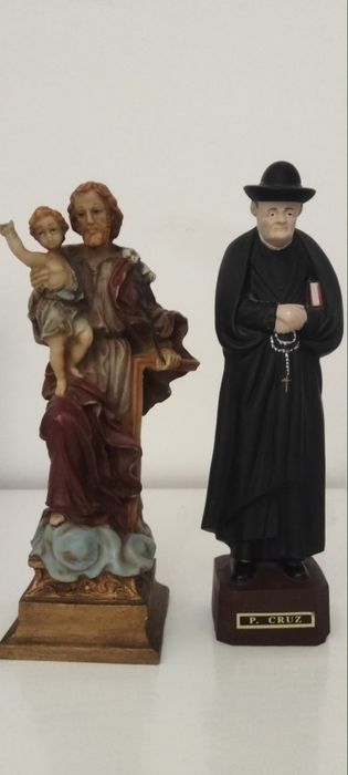 Santos...um deles em pedra e a nossa senhora com os pastorinhos  latão