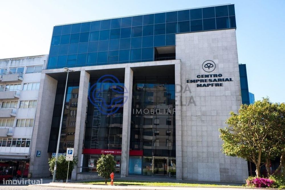 Sala comercial no Centro Empresarial Mapfre, no centro do Porto ao lad