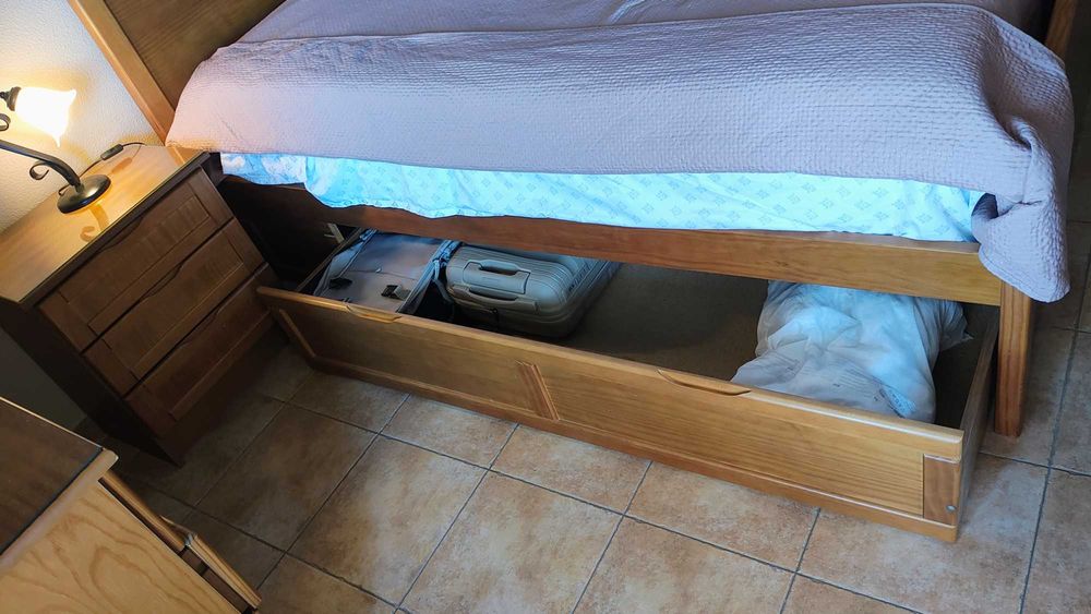 Quarto completo (cama + 2 mesas cabeceira + cómoda + espelho)