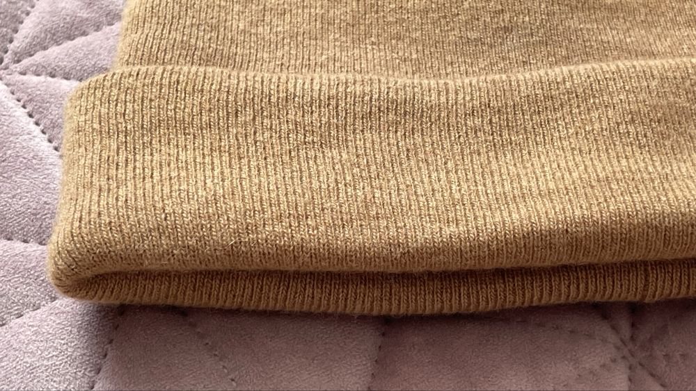 Шапка cos унісекс нюд, беж, базова, на зиму тепла