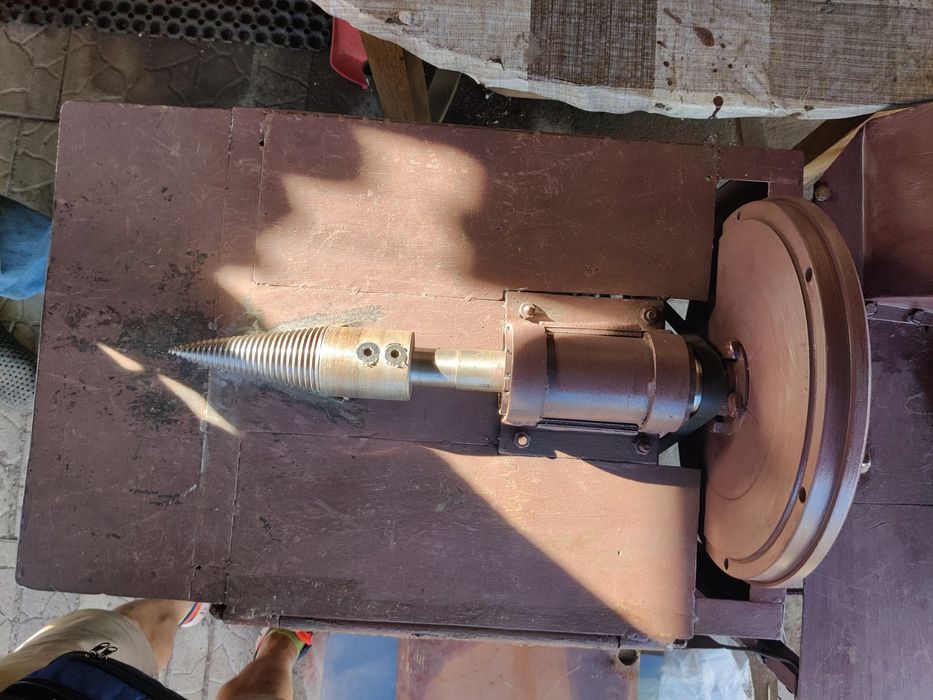 Колун для дрів. Дровокол.