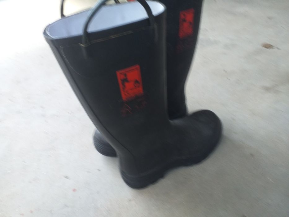 2 pares  Galochas de borracha FIREFIGHTER 4000   muito resistentes ao calor ao frio mais 1 par de botas para soldadores número 42  =30 euros material