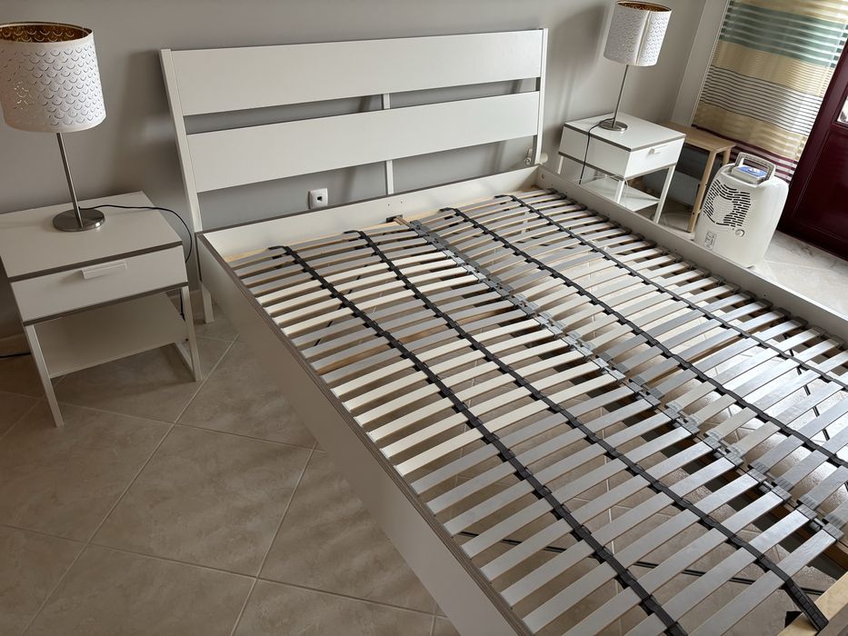 Cama casal 1,60 / 2,00 Trysil ikea  e mesas de cabeceira
