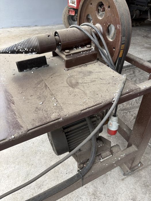 Świder/ rębak do drzewa elektryczny