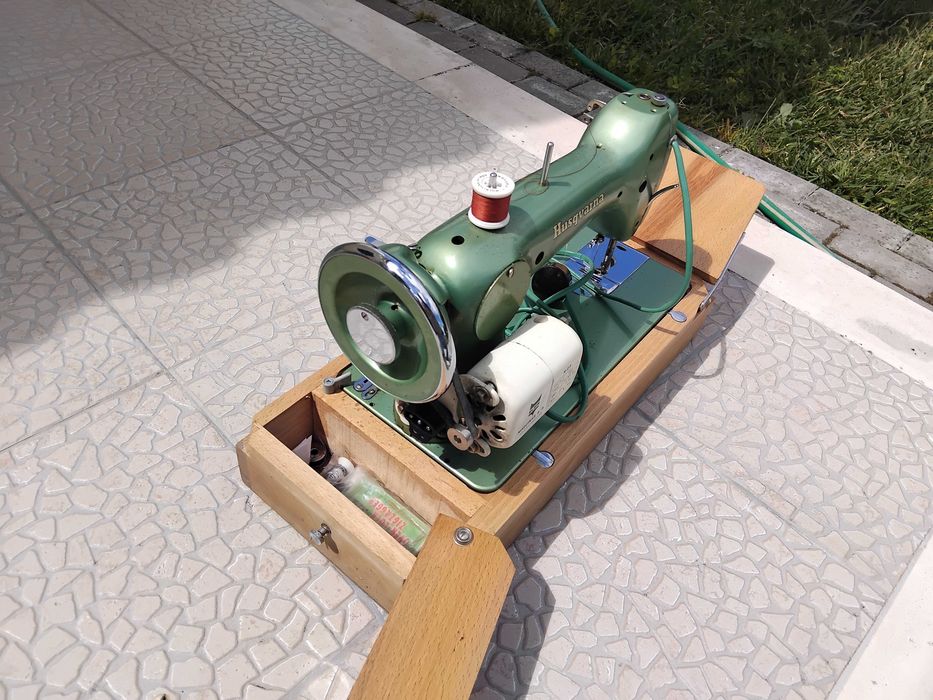 Maquina de costura antiga - Husqvarna