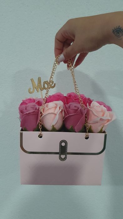 Bolsa com rosas artificiais