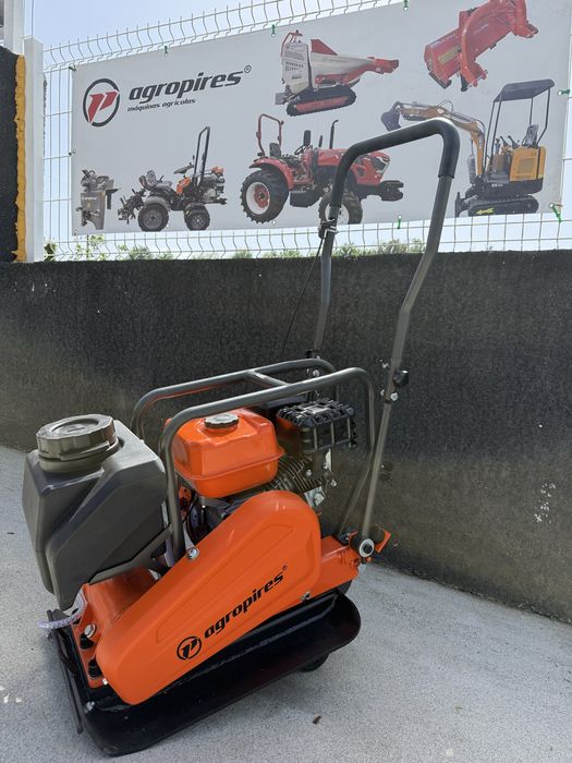 Placa compactadora vibratoria 85 kg com deposito agia
