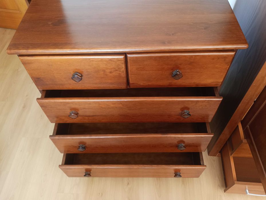 Cómoda em madeira de pinho