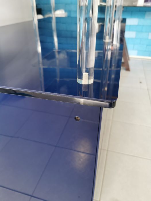 Estante em acrílico com rodas