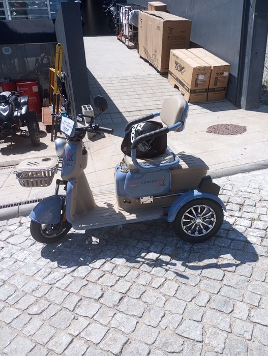 vende se triciclo de três rodas