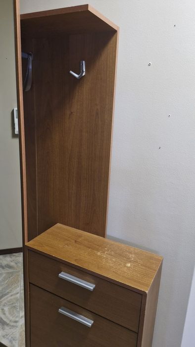 Sapateira com espelho.