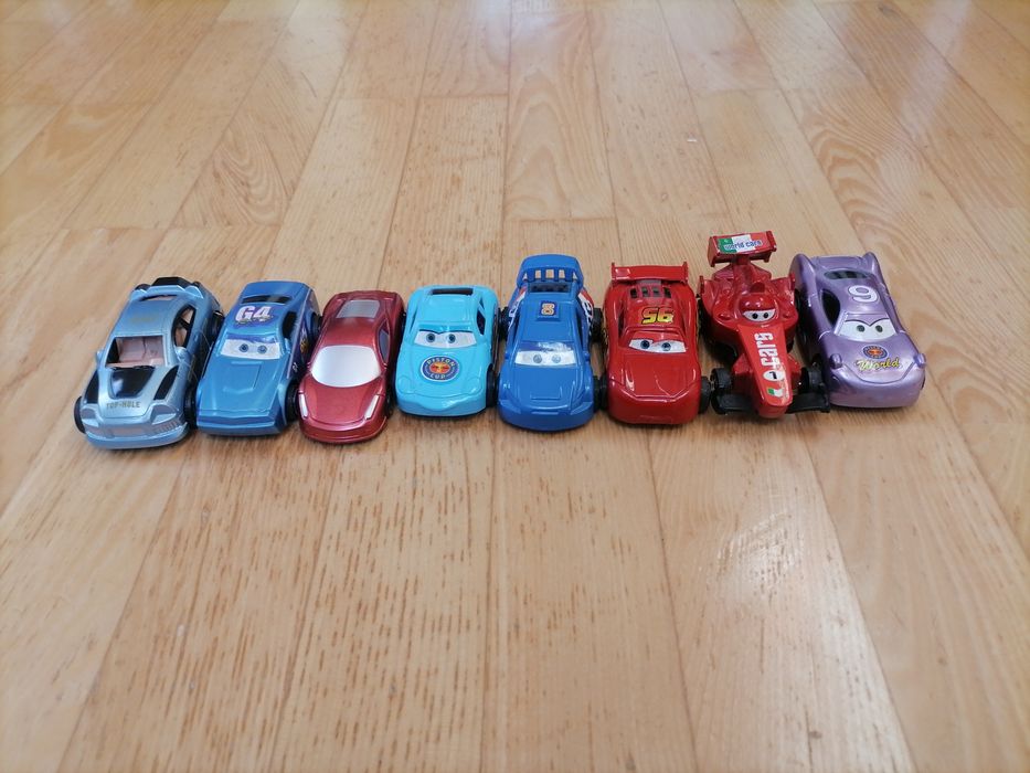 Samochodziki plastikowe