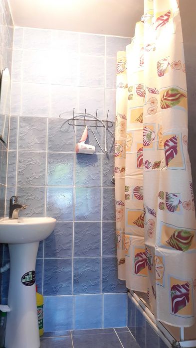 Подобове житло без господарів біля термальних басейнів