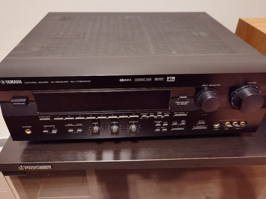 Aparelhagem A/V Yamaha, com 5 colunas e sub woofer.