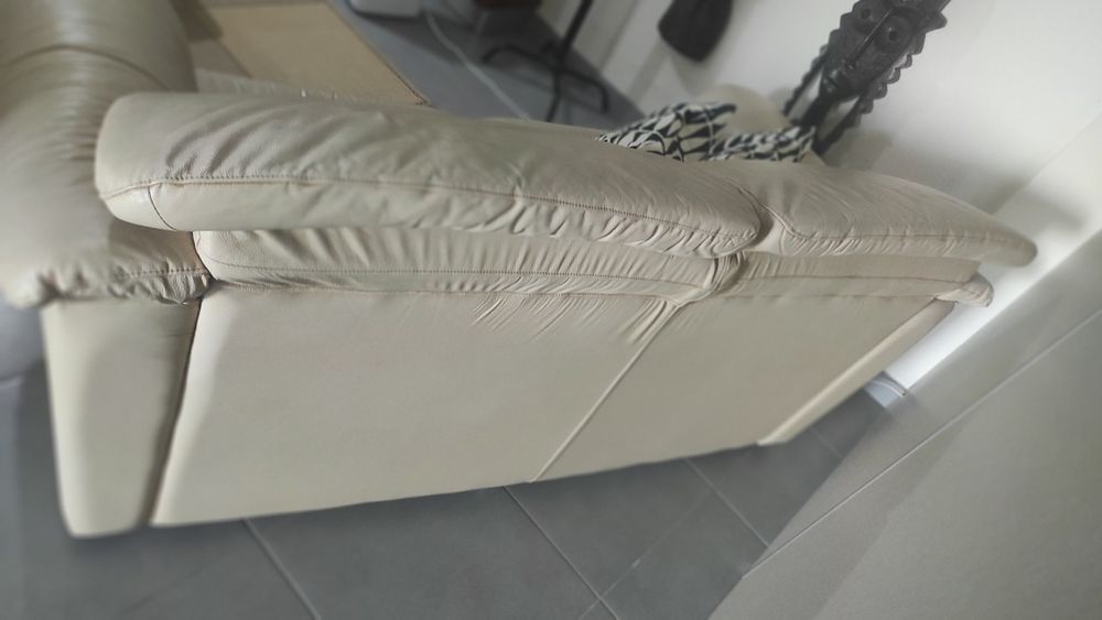 Sofá em pele beje 3 lugares