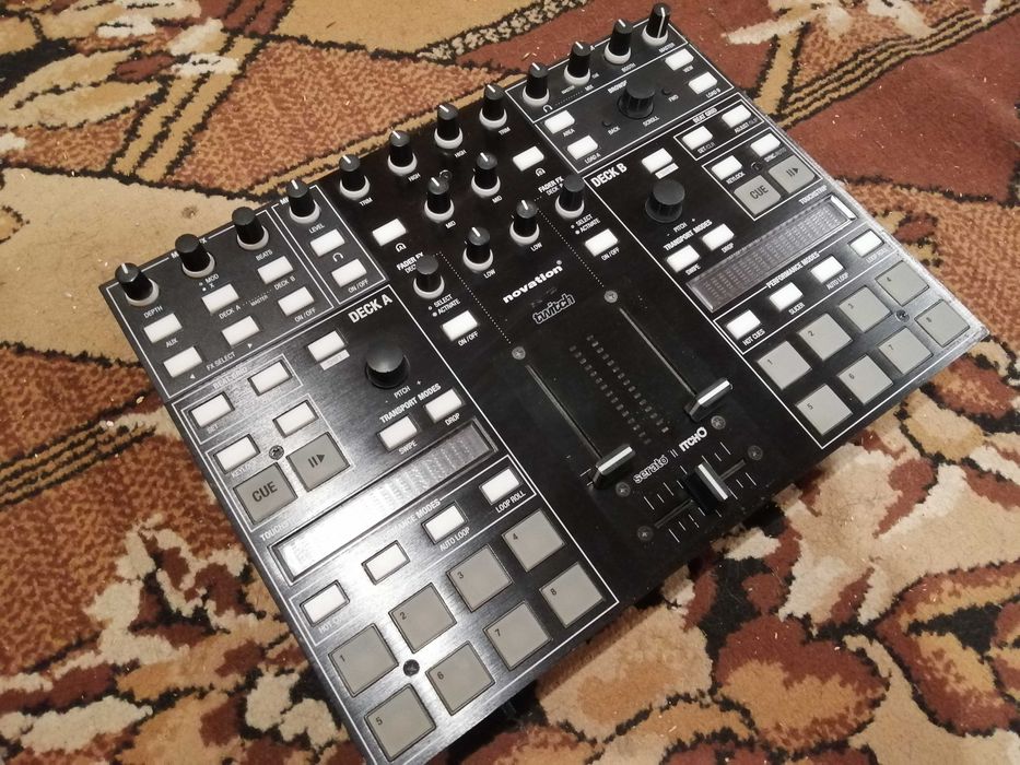 Novation Twitch DJ контроллер з звуковою картою